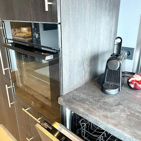 Modern Apartment With Hot Tub In آكيورِيْري المظهر الخارجي الصورة
